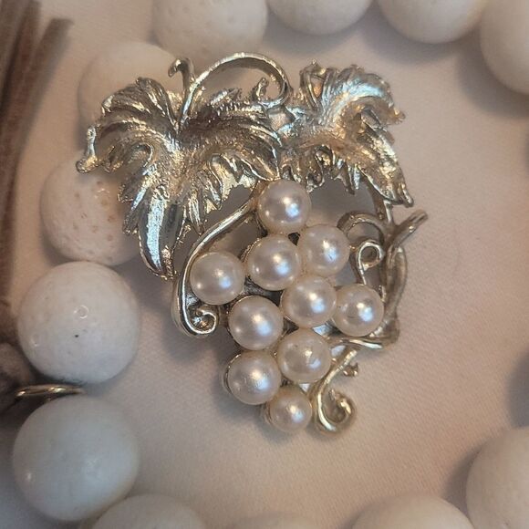VTG Pearl Grape Brooch - Picture 2 of 4
